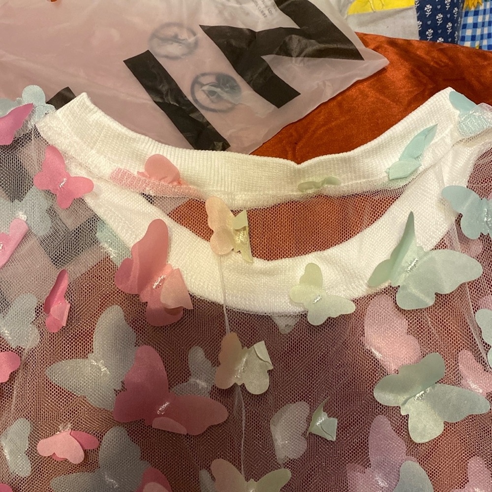 Mesh top with butterflies - Picture 6 of 8